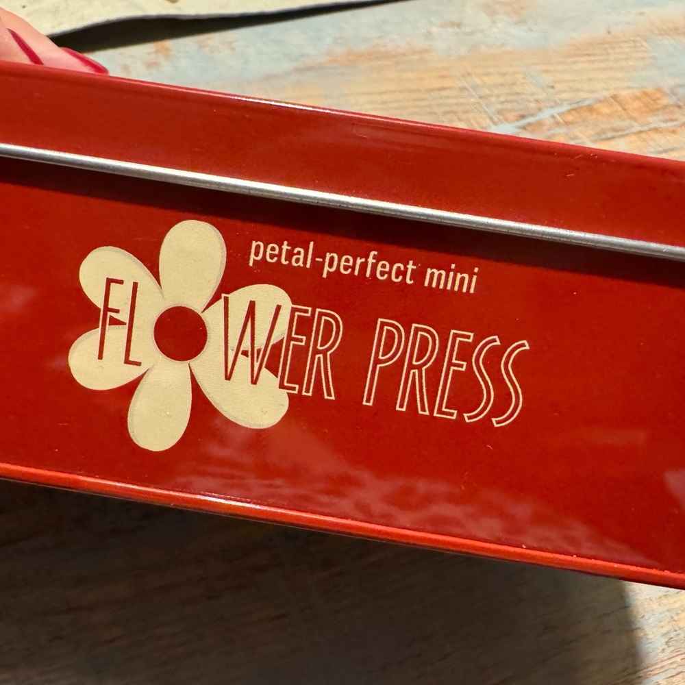 NWT Mini Flower Press Tin - Picture 3 of 6